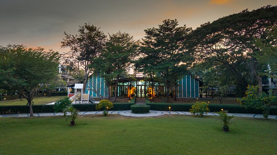 Exterior of Bangsaen Heritage Hotel facing Bangsaen Beach